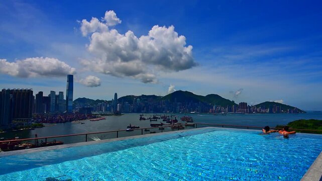 香港ヴィクトリア湾を望むプール
