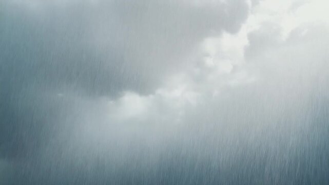 激しい雨が降る曇り空と白い雲の自然背景