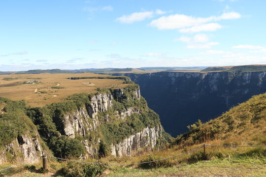 Canion Fortaleza, na Serra Geral, na cidade de Cambar&aacute; do Sul que fica no estado do  Rio do Sul, no Brasil, dentro do Parque Nacional dos Aparados da Serra.
