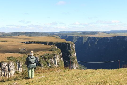 Pessoa observando o Canion Fortaleza, na Serra Geral, na cidade de Cambar&aacute; do Sul que fica no estado do  Rio do Sul, no Brasil, dentro do Parque Nacional dos Aparados da Serra.