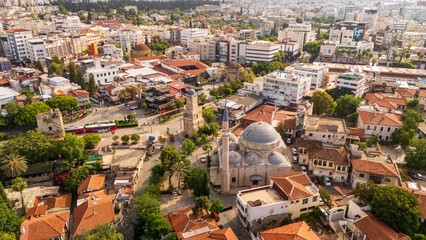Obraz premium drone aerial historic ottoman mosque surrounded by residential neighborhood houses in Kaleici old town. Cultural heritage site scenery in Antalya, Turkey