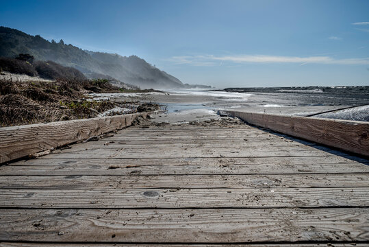 Holzsteg im Sand am Stinson Beach in Kalifornien