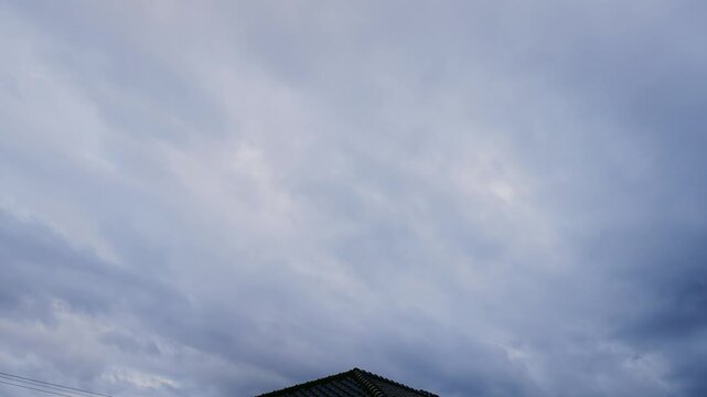 夕暮れのどんよりとした曇り空から急速に黒雲が広がり夜へと移り変わるタイムラプス
