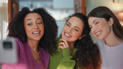 Obraz premium Cute ladies taking selfie mobile phone sitting apartment couch together closeup.