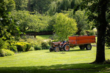 Tracteur avec remorque, entretien du parc par le jardinier, espaces verts