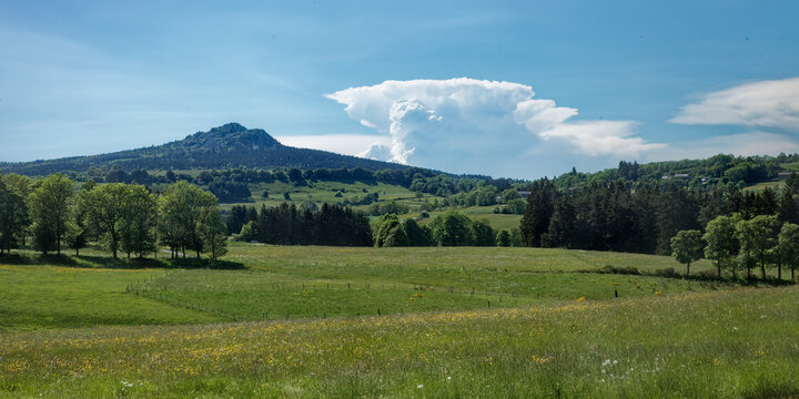 Panorama sur le Mont Lisieux sommet de la Haute-Loire
