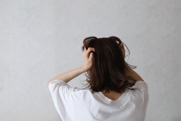 Fototapeta premium 頭を抱える女性のストレスイメージ