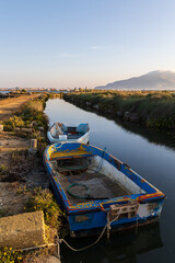 Obraz premium barca in un canale alle saline di Trapani