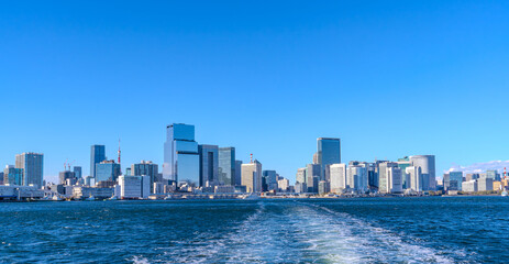 Naklejka premium Tokyo waterfront skyline with blue sky and copy space