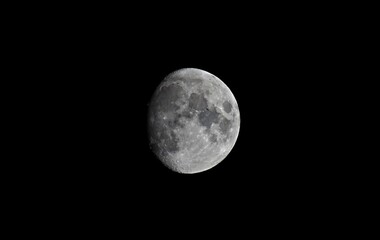 Naklejka premium OVNI passant devant la Lune