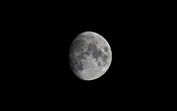 OVNI passant devant la Lune