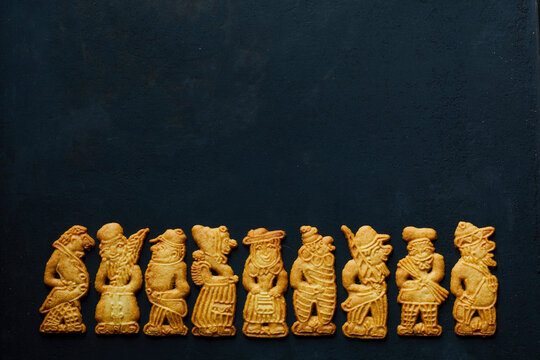 Traditional Speculoos Cookies with Festive Figures on Dark Baking Tray &ndash; Top View