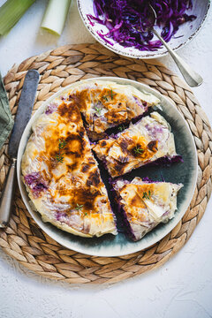 Crispy phyllo pastry tart with red cabbage and cheese