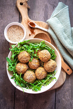 Chickpea and oat balls with sesam seeds