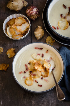 Creamy jerusalem artichoke soup with chips