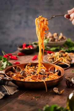 spaghetti with clams, spaghetti alle vongole in copper pan
