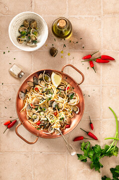 spaghetti alle vongole, clams spaghetti in copper pan