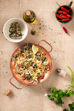 spaghetti alle vongole, clams spaghetti in copper pan