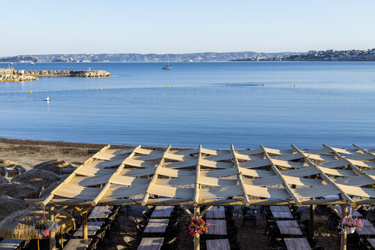 Restaurant de plage au petit matin