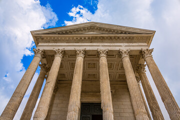 Naklejka premium La Maison Carrée Temple Antique de Nîmes dans le Gard en France