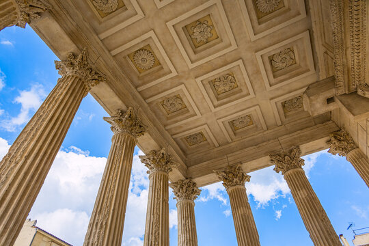 La Maison Carr&eacute;e Temple Antique de N&icirc;mes dans le Gard en France