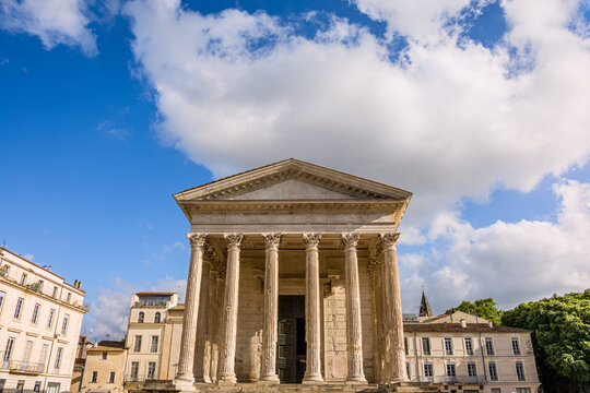 La Maison Carr&eacute;e Temple Antique de N&icirc;mes dans le Gard en France