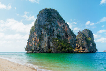 Naklejka premium Phra Nang Beach Limestone Cliffs Tropical Coastline Thailand Scenery