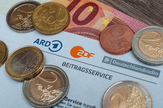 Beitragsservice von ARD und ZDF Rundfunkgeb&uuml;hr Rundfunkbeitrag GEZ mit Geld in Deutschland
