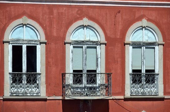 Un balc&oacute;n y dos ventanas en Tavira, Algarve, Portugal