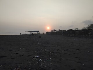 Obraz premium sunset on the black sandy beach