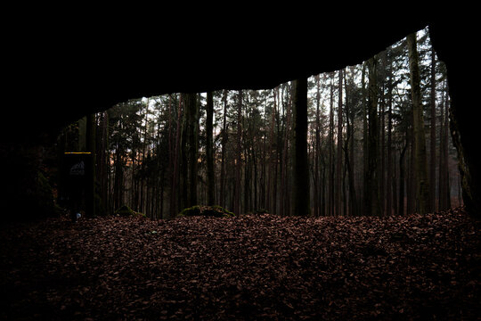 Blick aus einer H&ouml;hle im Frankenjura