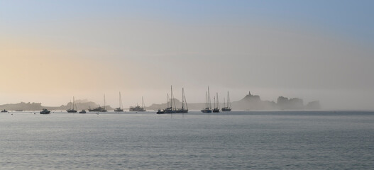Obraz premium Brume de mer à Port-Blanc Penvénan en Bretagne