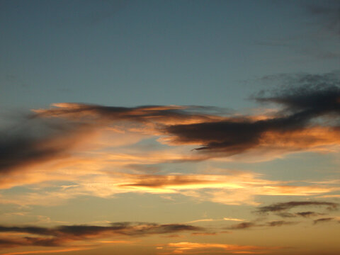 Atardecer naranja con nubes en el cielo