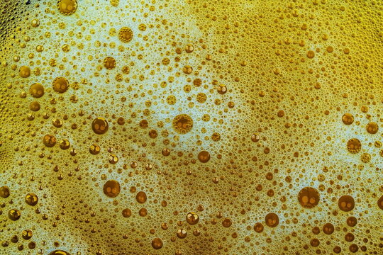 Bollicine dorate su sfondo ambrato