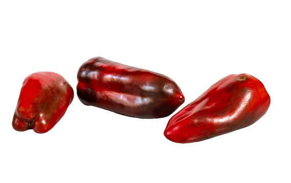 Tres tomates tipo roma de color rojo oscuro aislados sobre fondo negro, ingredientes frescos para cocina saludable