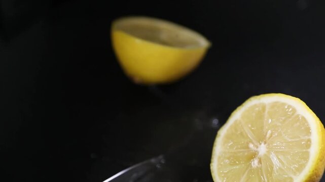 Chef exprimiendo lim&oacute;n fresco a mano sobre una receta de c&oacute;ctel. Chef profesional cortando lim&oacute;n fresco con cuchillo. Preparaci&oacute;n culinaria artesanal, ingrediente c&iacute;trico gourmet.