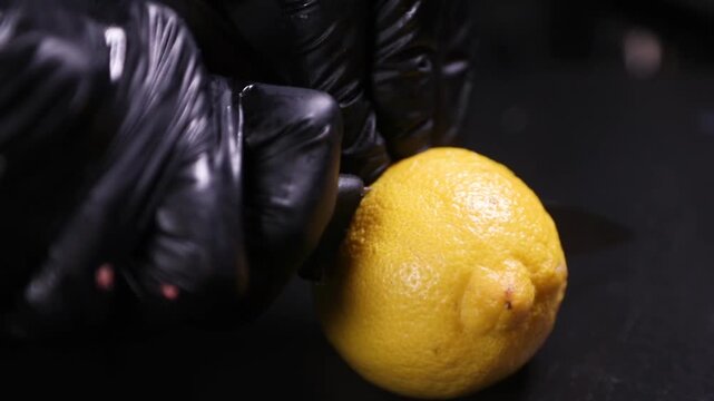 Chef exprimiendo lim&oacute;n fresco a mano sobre una receta de c&oacute;ctel. Chef profesional cortando lim&oacute;n fresco con cuchillo. Preparaci&oacute;n culinaria artesanal, ingrediente c&iacute;trico gourmet.