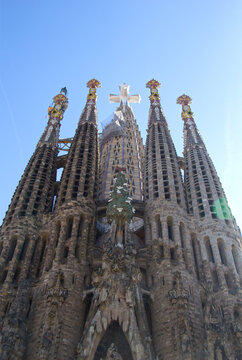 28 mayo de 2026. Barcelona. Fachada de la Sagrada Familia de Gaud&iacute; y su cruz. 
