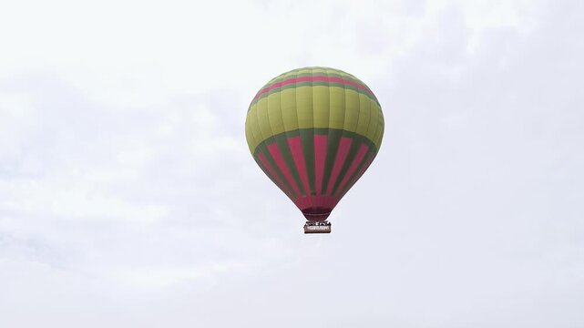 Montgolfi&egrave;re color&eacute;e dans le ciel