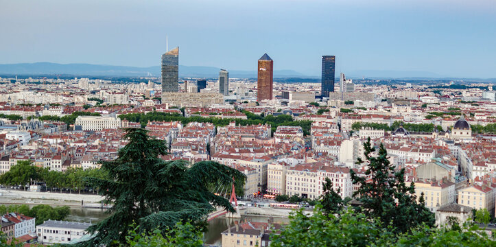 &laquo; Panorama urbain de Lyon entre centre historique et tours modernes &raquo;
