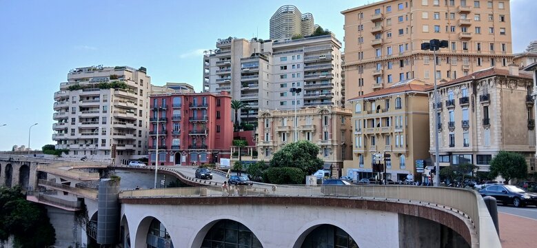 &laquo; Viaduc urbain traversant des immeubles color&eacute;s dans une ville c&ocirc;ti&egrave;re &raquo;
