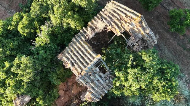 Vista a&eacute;rea en espiral ascendente de casa de campo abandonada