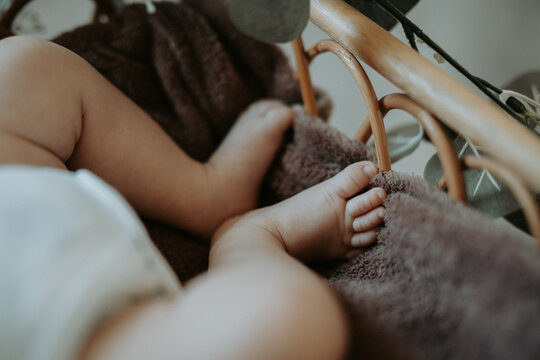 Pieds de b&eacute;b&eacute; dans un berceau en rotin