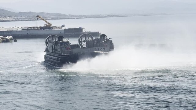 一般公開で大迫力の訓練展示するLCAC海上自衛隊LCAC