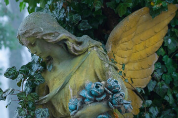 Obraz premium Beautiful guardian angel holding roses in peaceful silence.