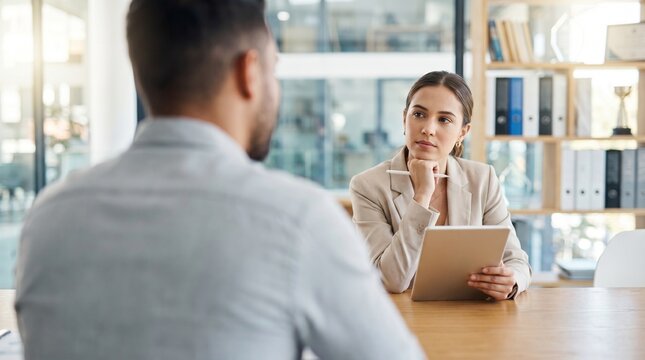 Professionelle HR-Managerin beim Vorstellungsgespr&auml;ch mit einem Bewerber. Konzept f&uuml;r Recruiting, Personalbeschaffung und Karriere im modernen B&uuml;ro.
