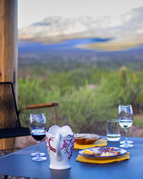Mesa de merienda al aire libre con vista al valle desdibujado