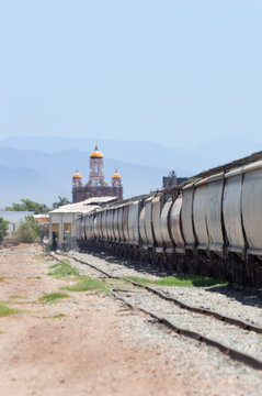 Estaci&oacute;n de tren con vista a la iglesia del santuario en Culiac&aacute;n,  Sinaloa, M&eacute;xico.
