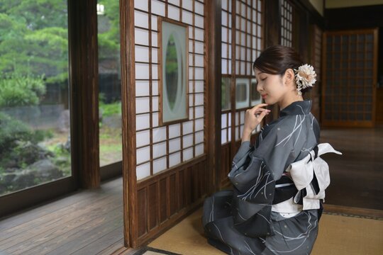 浴衣を着た若い女性