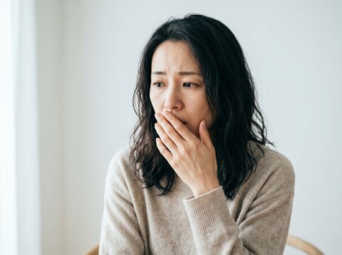 口臭が気になる30代アジア人女性のポートレート